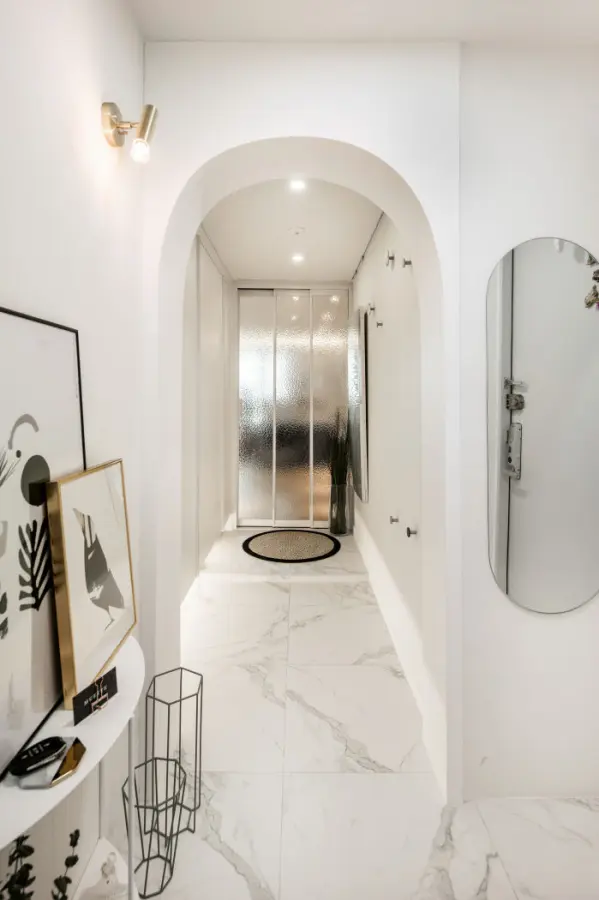 아치형 입구가 돋보이는 화이트 모던 현관